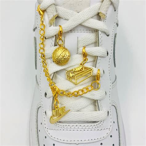 nike schuh mit kette|Goldene Nike Schuhe online kaufen .